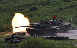 Xe tăng, chiến đấu cơ Đài Loan tập trận bắn đạn thật