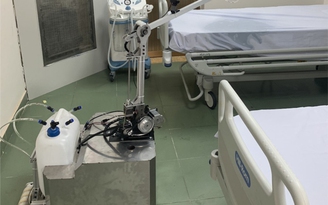 Bệnh viện dã chiến Củ Chi dùng robot khử khuẩn phòng cách ly Covid-19