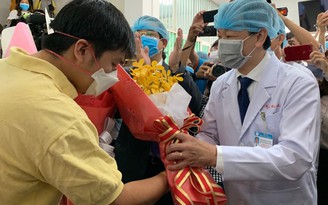 Bệnh nhân corona Trung Quốc xuất viện, liên tục cảm ơn bác sĩ Việt Nam