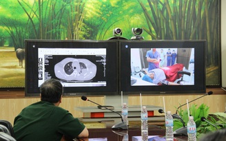Từ Việt Nam chẩn bệnh trực tuyến, theo dõi phẫu thuật bệnh nhân ở Campuchia