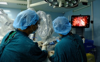 Dùng robot mổ cắt khối u, điều trị ung thư phổi