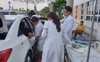 Sản phụ sinh con trên xe taxi, trước cửa Khoa Cấp cứu