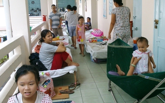 Bệnh nhi sốt xuất huyết tăng, bệnh viện quá tải
