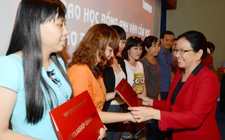 Anh văn Hội Việt Mỹ trao 30 suất học bổng cho Báo Thanh Niên