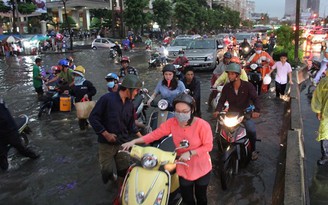 Mẹo đi xe máy an toàn khi trời mưa to, ngập lụt