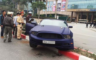 Hàng hiếm Ford Mustang California Special lại gặp nạn tại Việt Nam