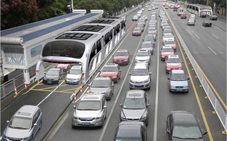 Xe buýt Trung Quốc có thể chở 1.400 người, nuốt cả ô tô