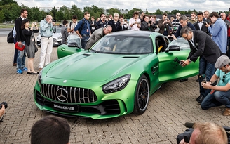 Cận cảnh AMG GT R, siêu xe sexy kiểu Mercedes vừa ra mắt