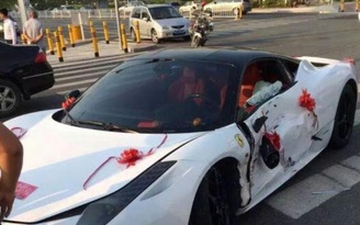 Rước dâu bằng siêu xe Ferrari, cô dâu chú rể gặp nạn