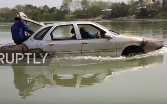Thợ Trung Quốc chế thành công xe hơi lội nước nhờ có vợ ủng hộ