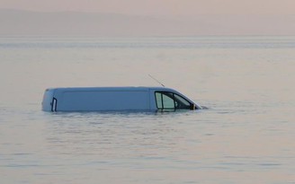Đậu trên bãi biển, Ford Transit bị thủy triều cuốn trôi