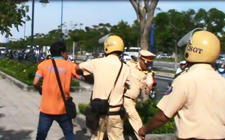 Dùng đá, xà beng tấn công Cảnh sát giao thông