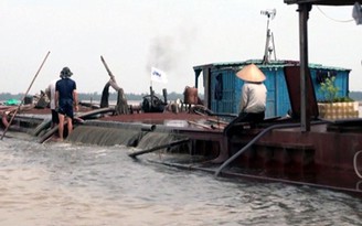 Tạm giữ 4 tàu hút cát trái phép trên sông Đáy