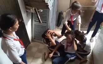 Làm rõ clip nữ sinh lớp 9 đánh nữ sinh lớp 7 trong nhà vệ sinh