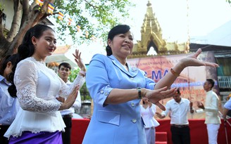 Thủ tướng Nguyễn Xuân Phúc chúc tết Thủ tướng Lào và Campuchia