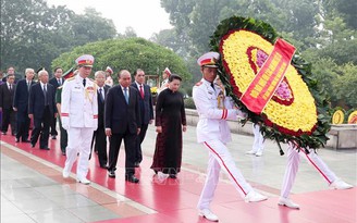 Lãnh đạo Đảng, Nhà nước đặt vòng hoa tưởng niệm các anh hùng liệt sĩ