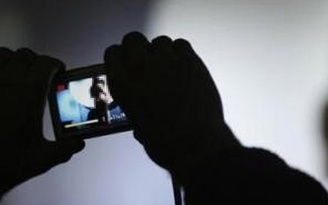 Kon Tum: Dùng iPhone 13 làm mồi nhử nữ sinh quay clip nóng rồi tống tiền