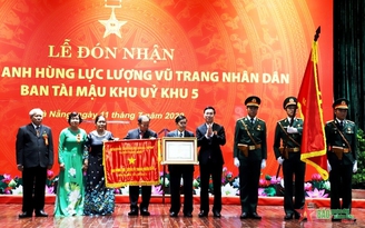 Ban Tài mậu Khu ủy Khu 5 đón nhận danh hiệu Anh hùng LLVT nhân dân