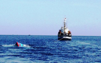 Cứu sống 7 ngư dân gặp nạn trên biển