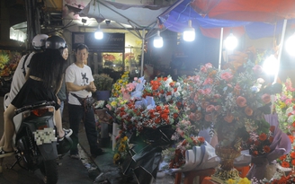Ngày 8.3: Chợ hoa xuyên đêm thu hút người trẻ