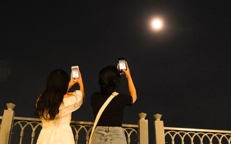 Ngắm trăng ‘cực chill’ bên sông Sài Gòn