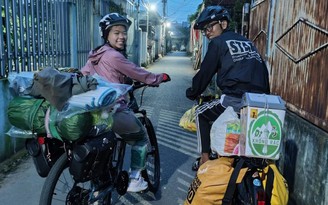 Hành trình ‘đi không rác’ của hai bạn trẻ đạp xe xuyên Việt