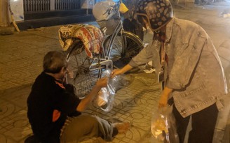 Sinh viên góp tiền nấu cháo rồi rong ruổi trong đêm trao cho người vô gia cư