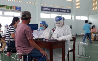Đà Nẵng: Đến tận nhà tiêm vắc xin phòng Covid-19 cho những người di chuyển khó khăn