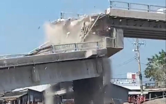 Cà Mau: Cầu đang xây dựng bất ngờ đổ sập một nhịp xuống sông
