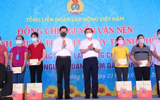 Bí thư Thành ủy TP.HCM Nguyễn Văn Nên tặng quà công nhân Đồng Nai