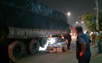 Tai nạn chết người ở Bình Dương: 2 cha con tử vong dưới gầm xe tải