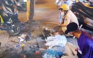 TP.HCM: CSGT Tân Bình kiểm tra người vi phạm giao thông, bất ngờ phát hiện súng đạn
