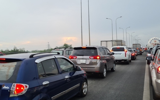 Kẹt xe kéo dài trên cao tốc TP.HCM - Long Thành trong ngày đầu nghỉ lễ 30.4 - 1.5