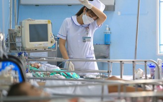 Giữ chân nhân lực y tế: Kiến nghị tháo gỡ cho bệnh viện công