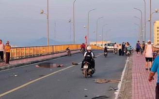 Quảng Bình: Ô tô tông liên hoàn xe máy và xe đạp trên cầu Nhật Lệ