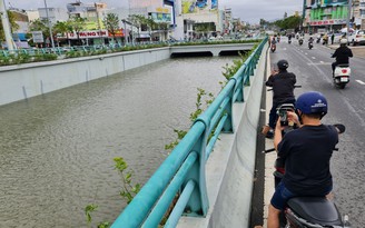 Đà Nẵng: Nhiều tuyến phố vẫn ngập nặng, nước sâu lút đầu