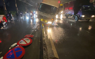 TP.HCM: Xe tải leo con lươn tông ngã cột biển báo giao thông, nhiều người thoát nạn