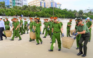 Hàng trăm cán bộ công an thu gom rác, bảo vệ môi trường ở biển Vũng Tàu