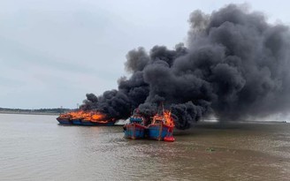Nam Định: Cháy 6 tàu cá nằm gối bãi, chủ tàu chặt dây neo để ngăn cháy lan