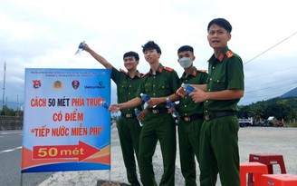 Công an Ninh Thuận tiếp nước uống cho người dân đi xe máy về quê đón tết