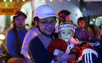 [CHÙM ẢNH] Trẻ thơ Sài Gòn ra phố đón giáng sinh