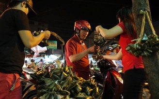 Tết Đoan Ngọ: Người Sài Gòn đổ xô đi sắm đồ ăn Tết trong đêm