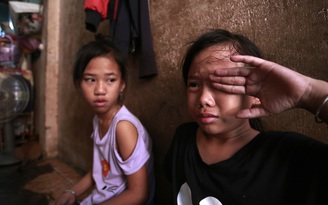 Ba đứa trẻ mồ côi khóc nhớ mẹ, khát con chữ giữa Sài Gòn