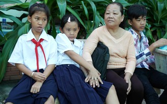 [ẢNH] Ngày 'đầu tiên' đi học của ba anh em mồ côi giữa Sài Gòn