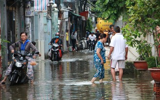 Hẻm Sài Gòn ngập nước từ tối rằm Trung thu, 20 người vất vả truy lùng 'thủ phạm'