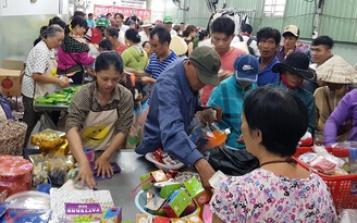 Người Sài Gòn hào hiệp với phiên chợ Tết đồng giá 2.000 đồng