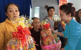 Chi đoàn Báo Thanh Niên trao quà tết tặng người dân nghèo
