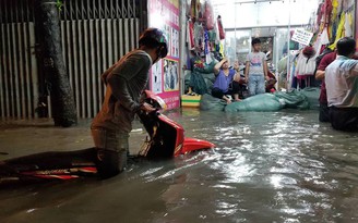 Người Sài Gòn và xe 'bơi' khổ sở trong biển nước đêm cuối tuần