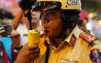 Dân nhậu Sài Gòn 'quậy tưng' đường phố: Nói bị ép uống, bắt CSGT thổi nồng độ