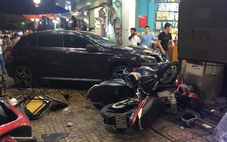 Nữ tài xế lái Mercedes tông hàng loạt xe máy: ‘Lại là phụ nữ nữa sao?’
